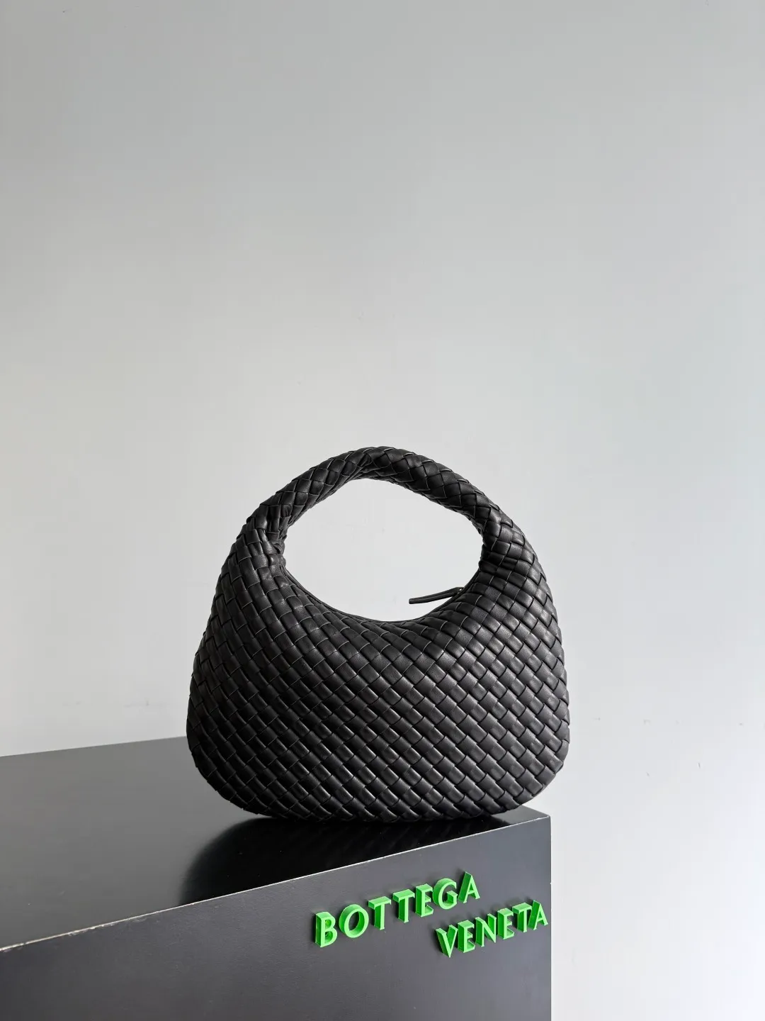 Batch 1720 BV Bottega Veneta's new early spring women's shoulder bag. The soft and delicate Hobo bag in small size is shipped! Many friends are waiting for this bag. It has a round shape and a large capacity. It can hold a 50-fold umbrella inside. Babies with a lot of daily items do not need to worry about the capacity of this bag. It is a practical bag for traveling and commuting. Although it is fluffy, it is soft and comfortable when carried on one shoulder. It has a modern and retro feel. Model No.: 856736 Size: 35*21*5cm